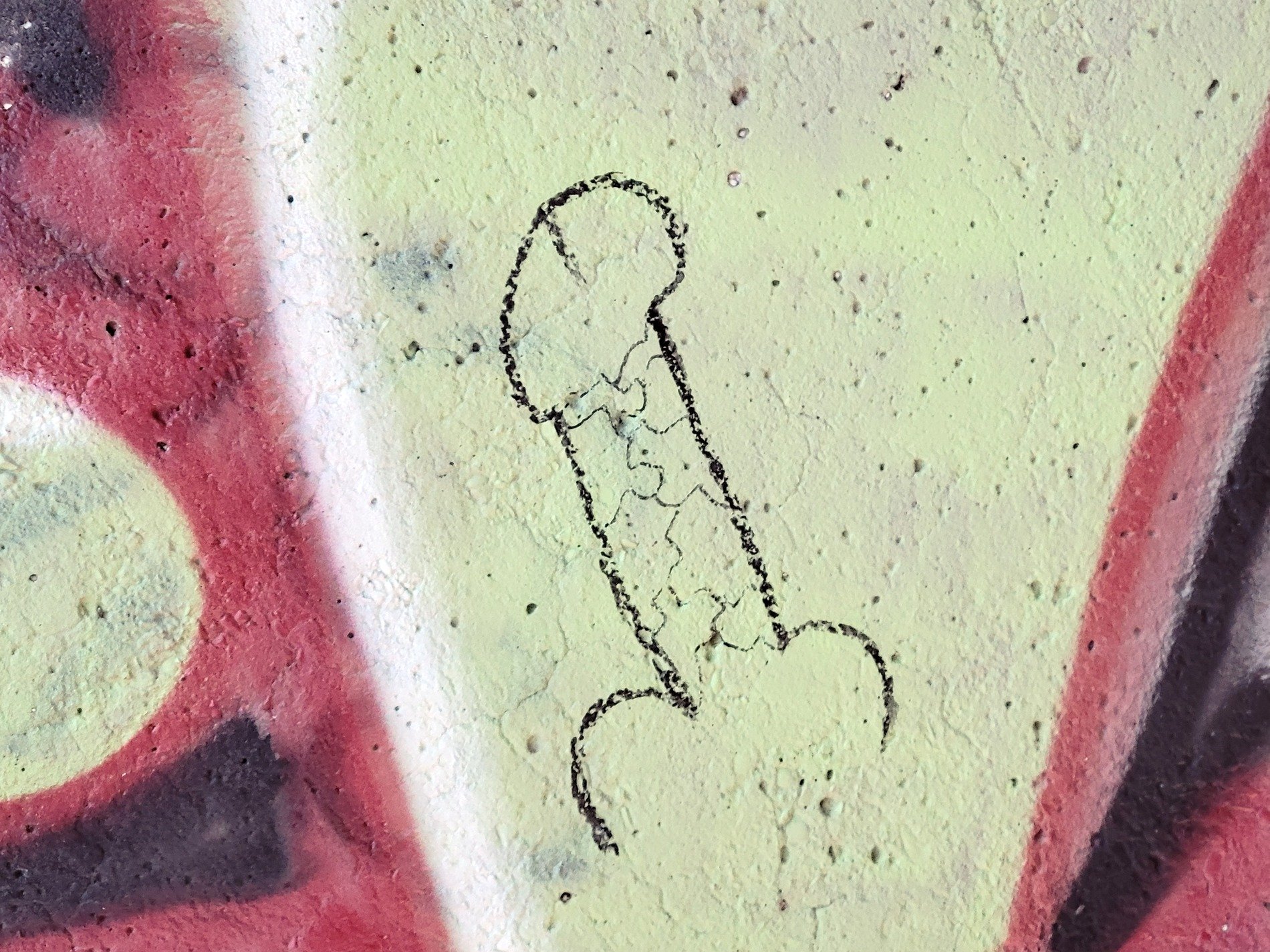 Black lines on the grey, crude shape traces on the skin, found art holds the field