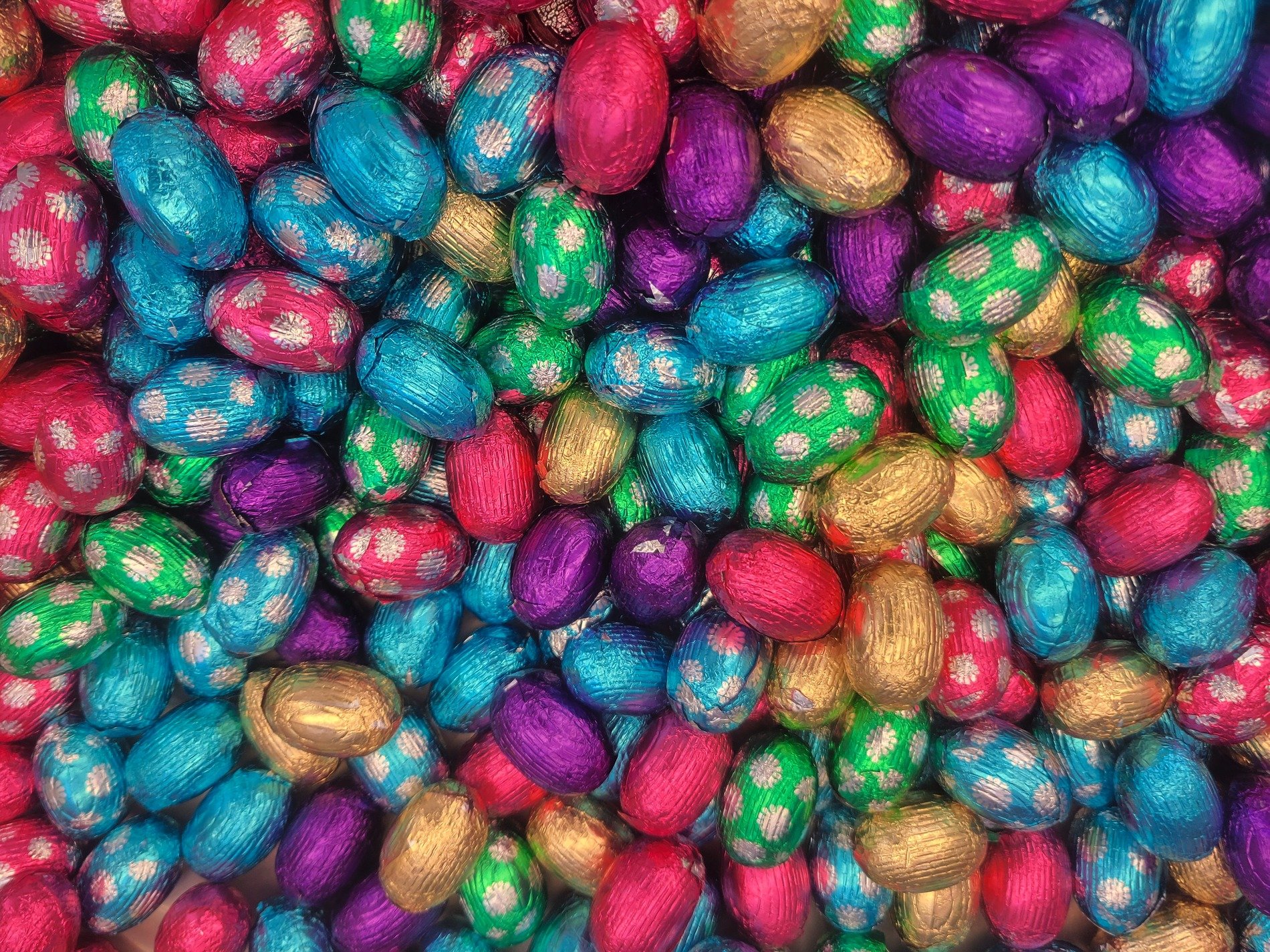 Grey fields meet the light, sugar grains trace the field, grit holds the pattern