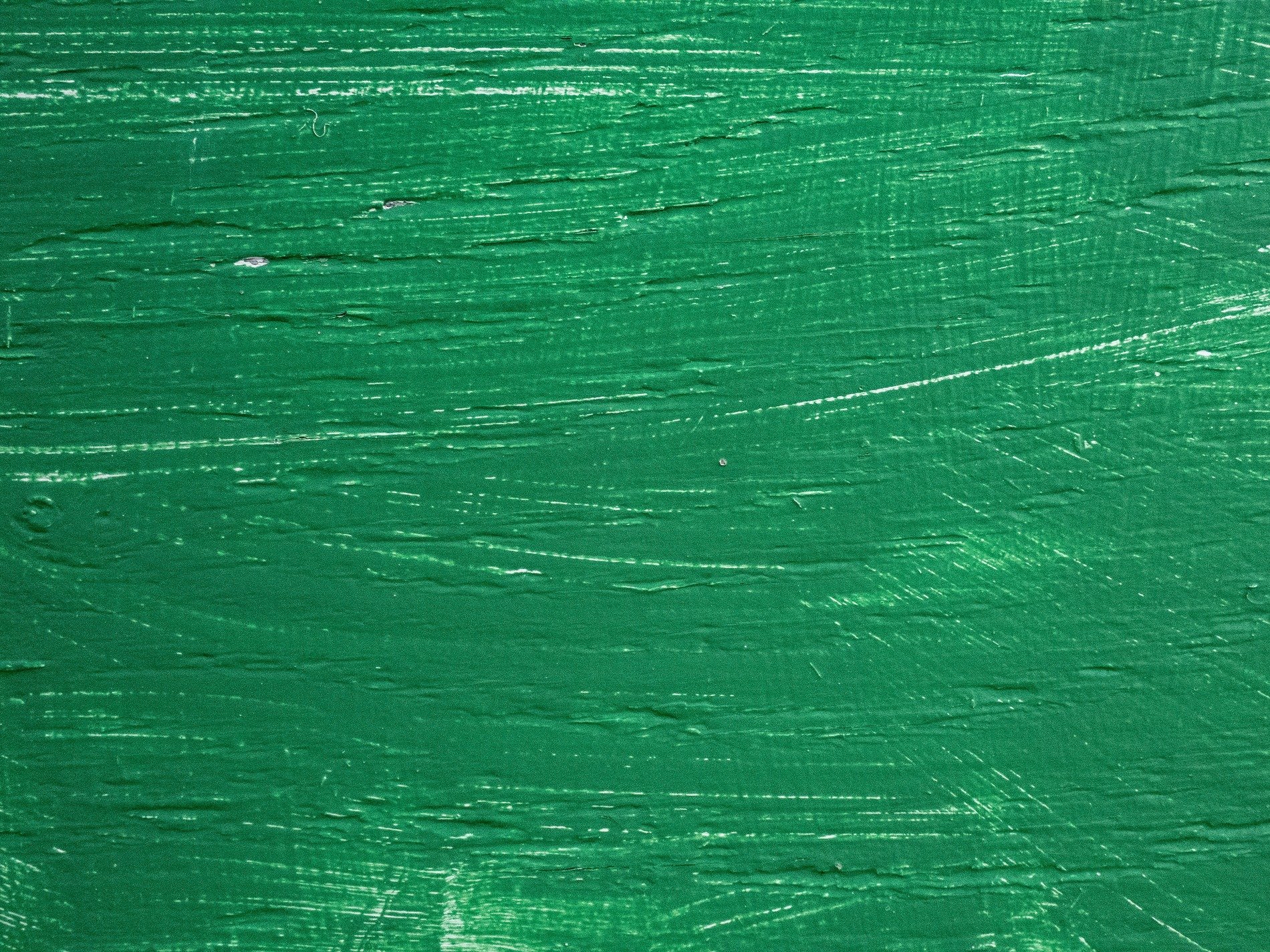 Grey skin has deep pits, horizontal lines divide, weather wears the line