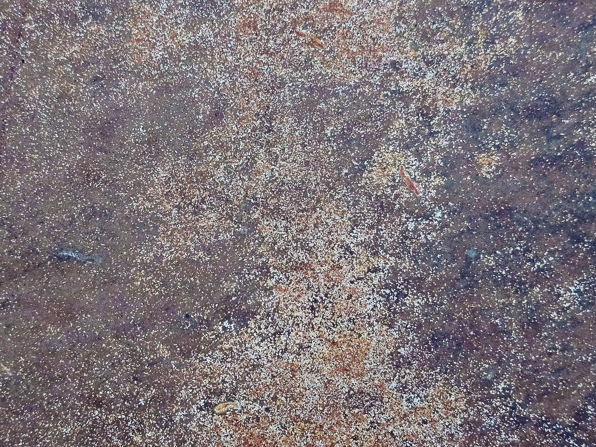 Orange dust on steel, fine grains mark the heavy plate, rust claims the finish