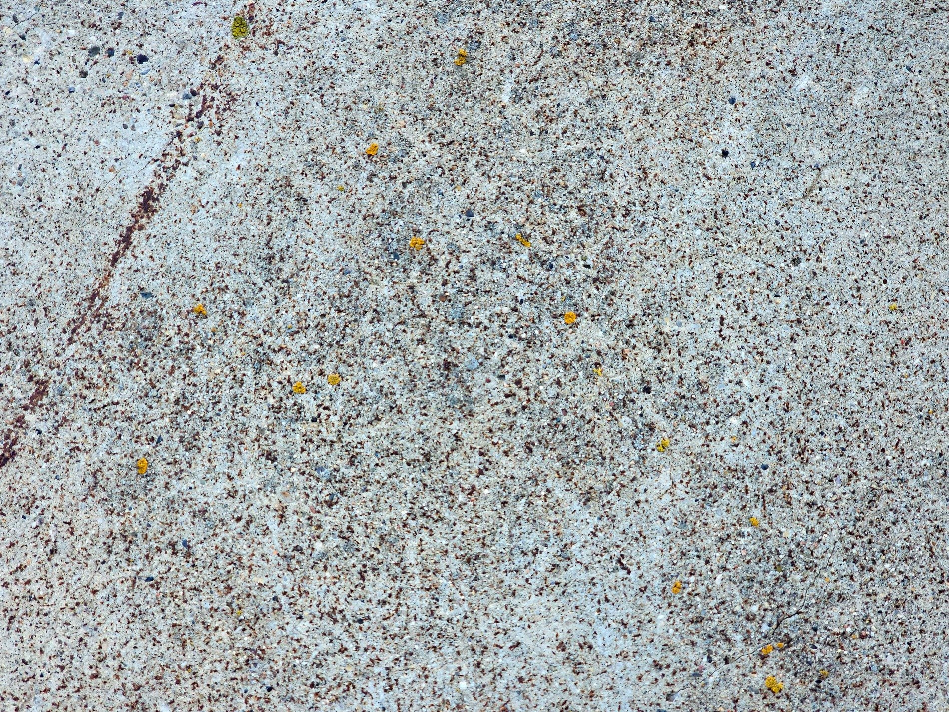 Silver grains flow fast, jagged lines trace the surface, light catches the grit