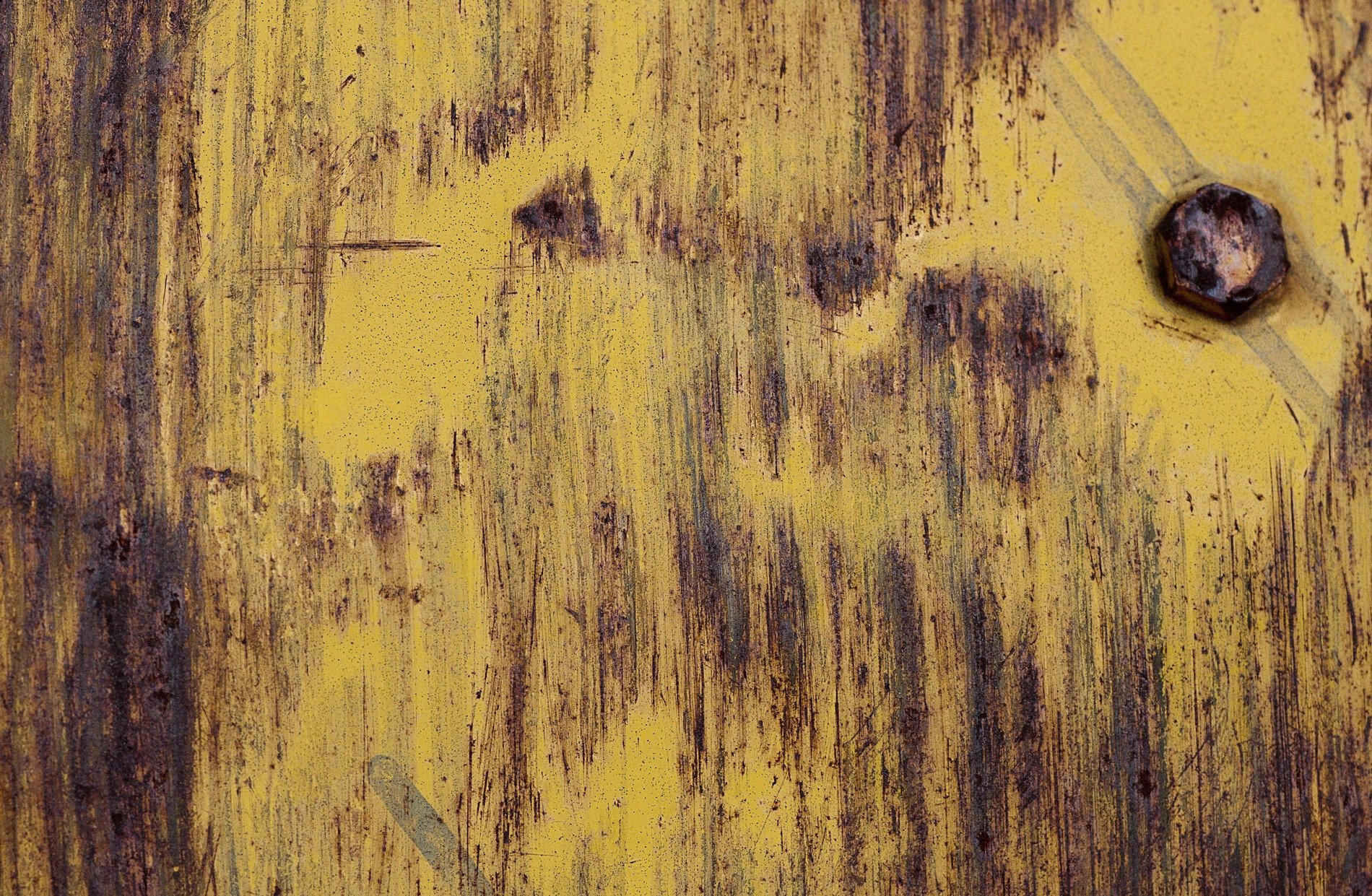 Silver grains flow fast, vertical lines trace the steel, light catches the grit