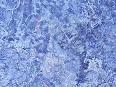 Blue shards hold the frost, jagged lines trace the field, trapped air marks the depth