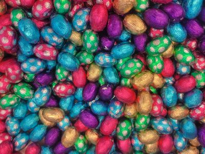 Grey fields meet the light, sugar grains trace the field, grit holds the pattern