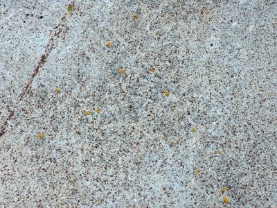 Silver grains flow fast, jagged lines trace the surface, light catches the grit