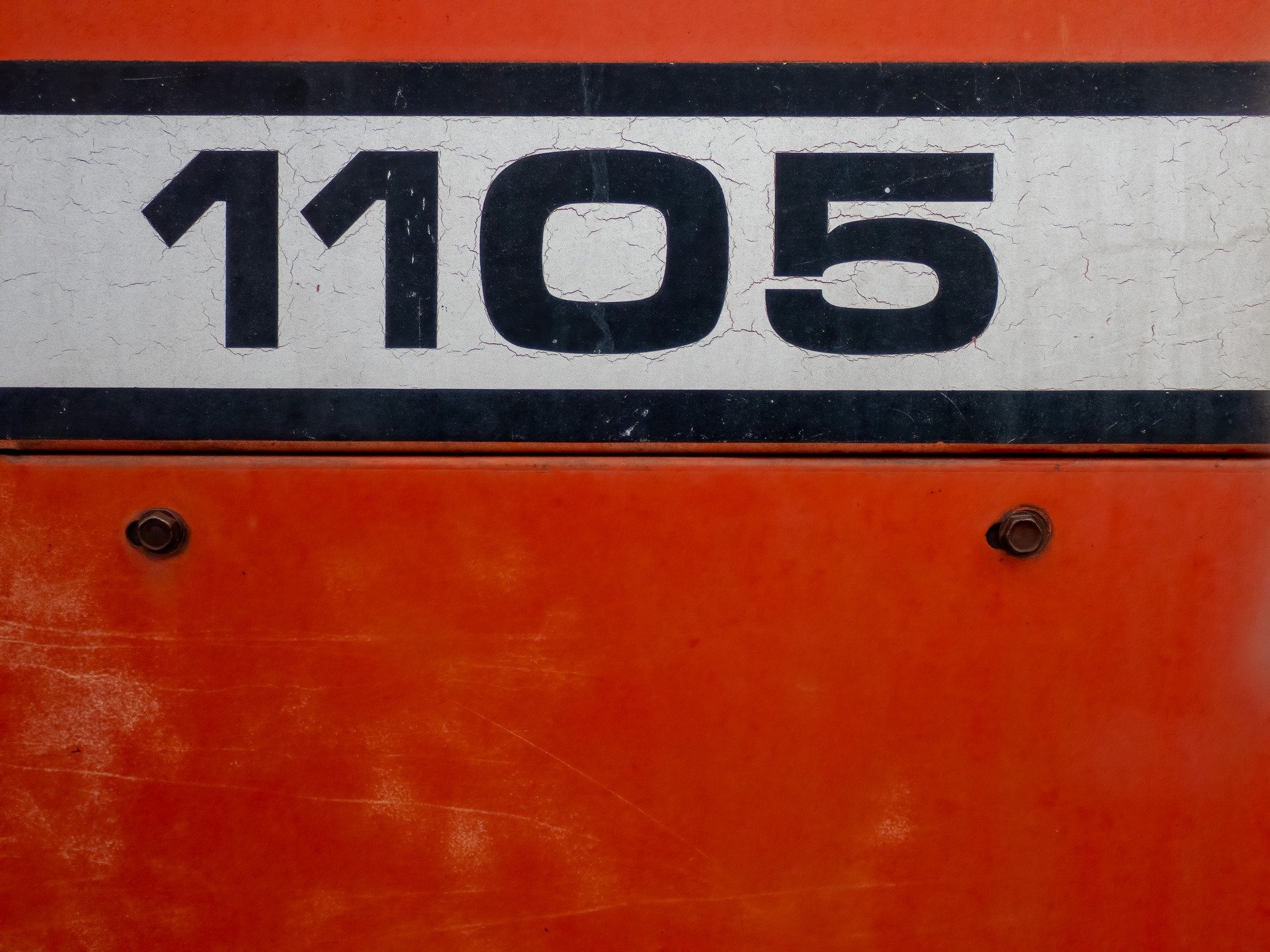 Black numbers hold tight, orange fields meet the heavy, light marks the finish