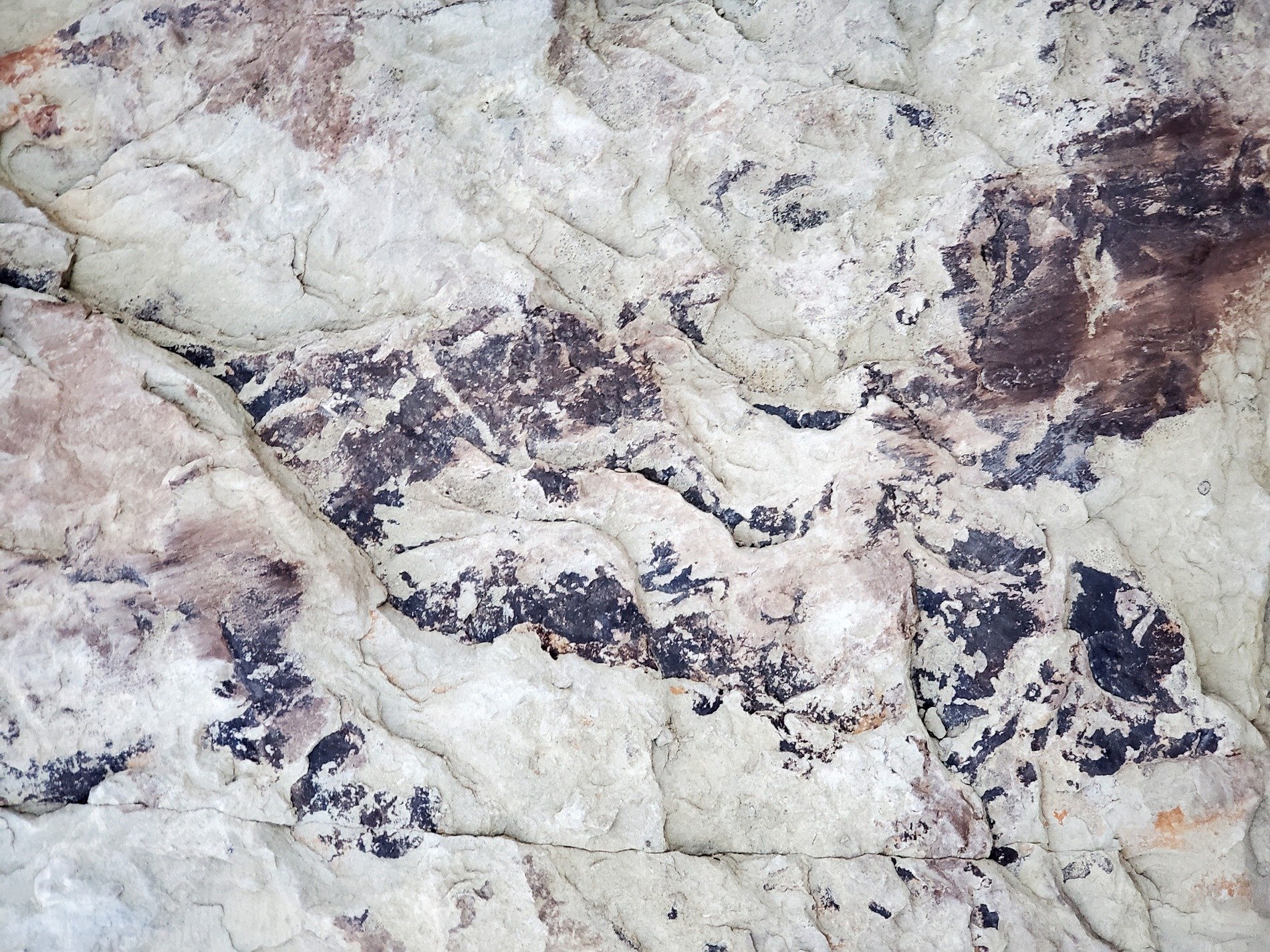 Grey grains flow through deep, industrial ridges hold, grit marks the pattern