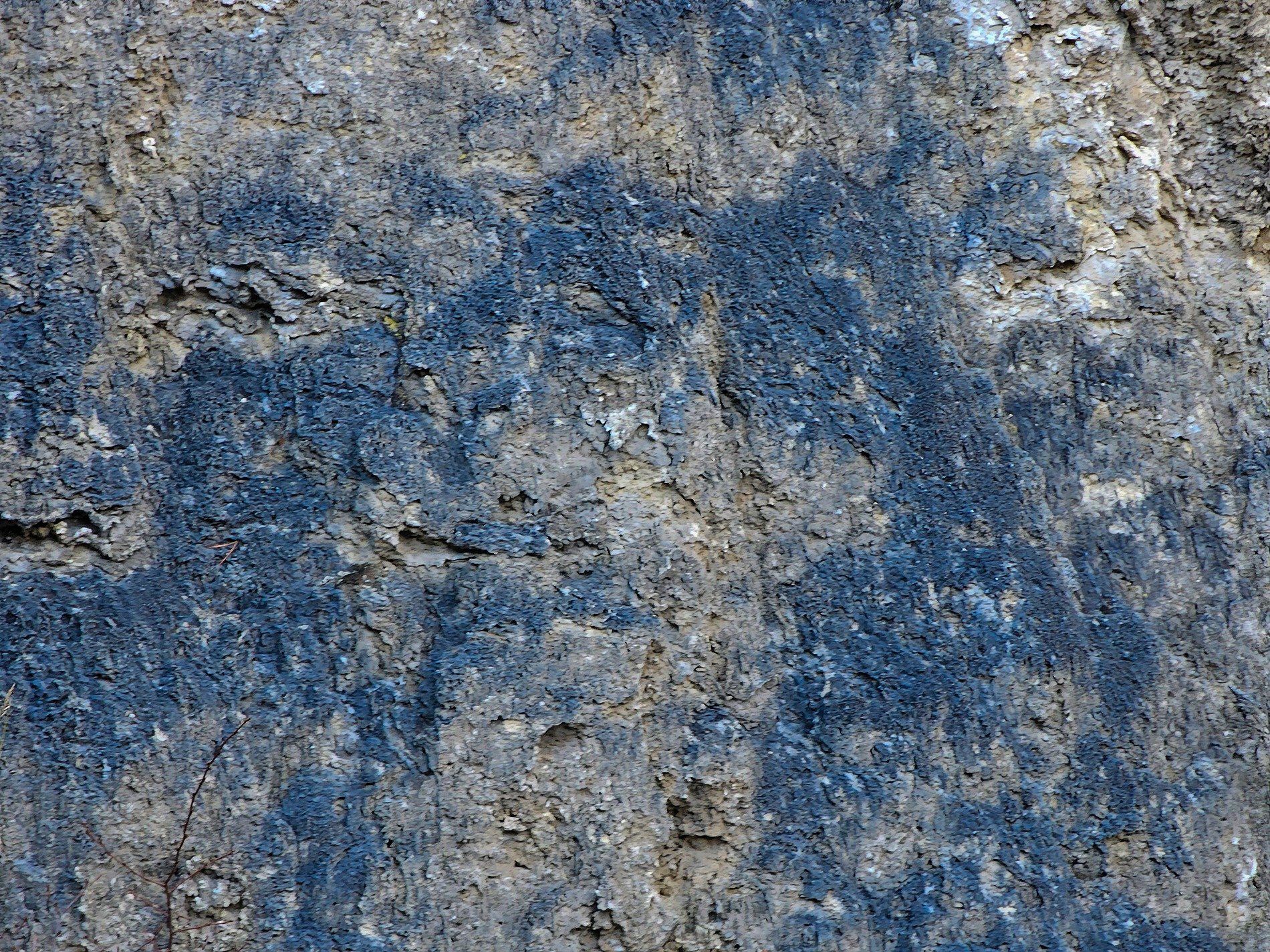 Grey grains flow through deep, jagged marks trace the skin, time holds the finish