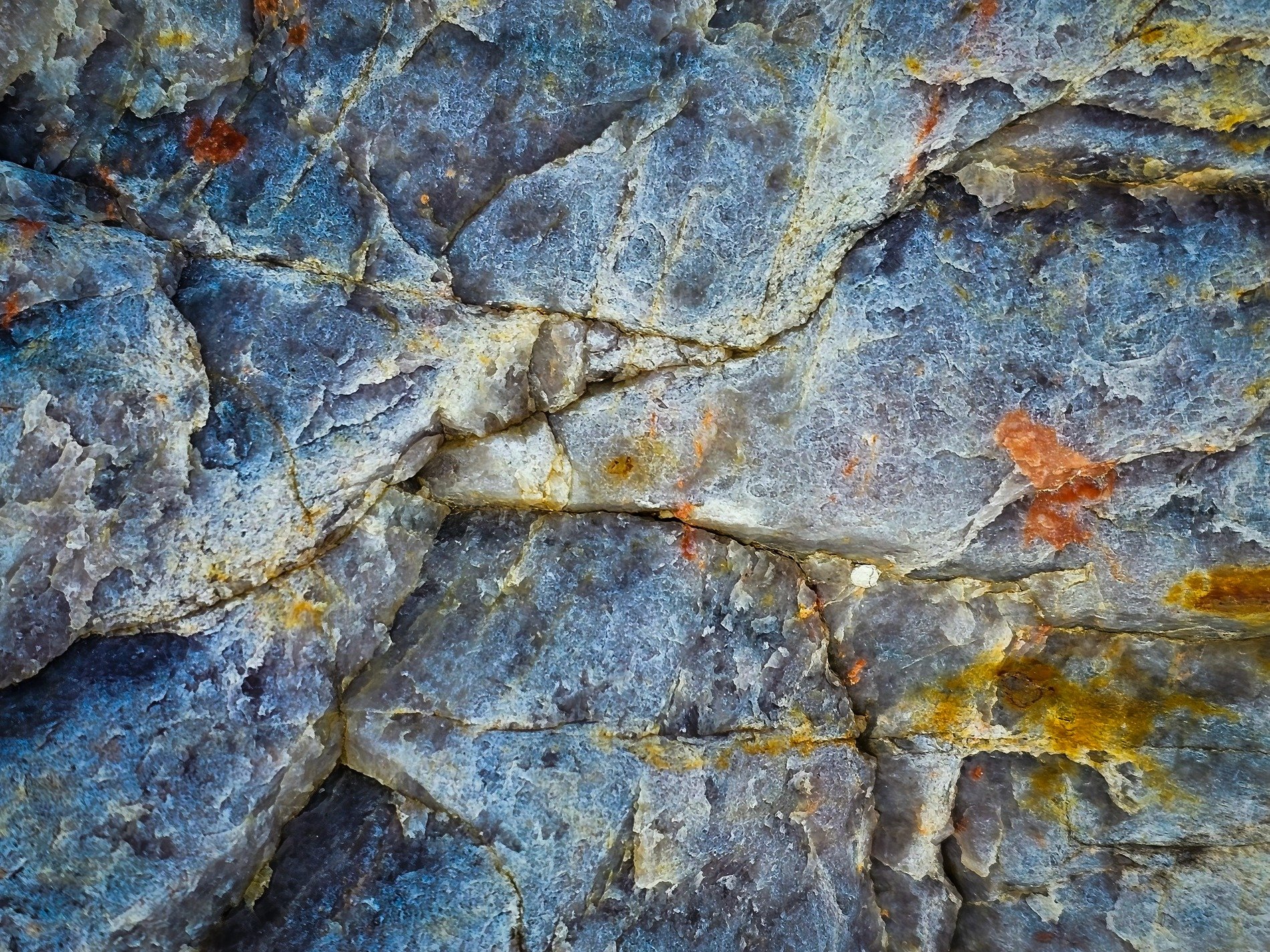 Grey patterns meet light, crystalline paths trace the heavy field, grit marks the finish