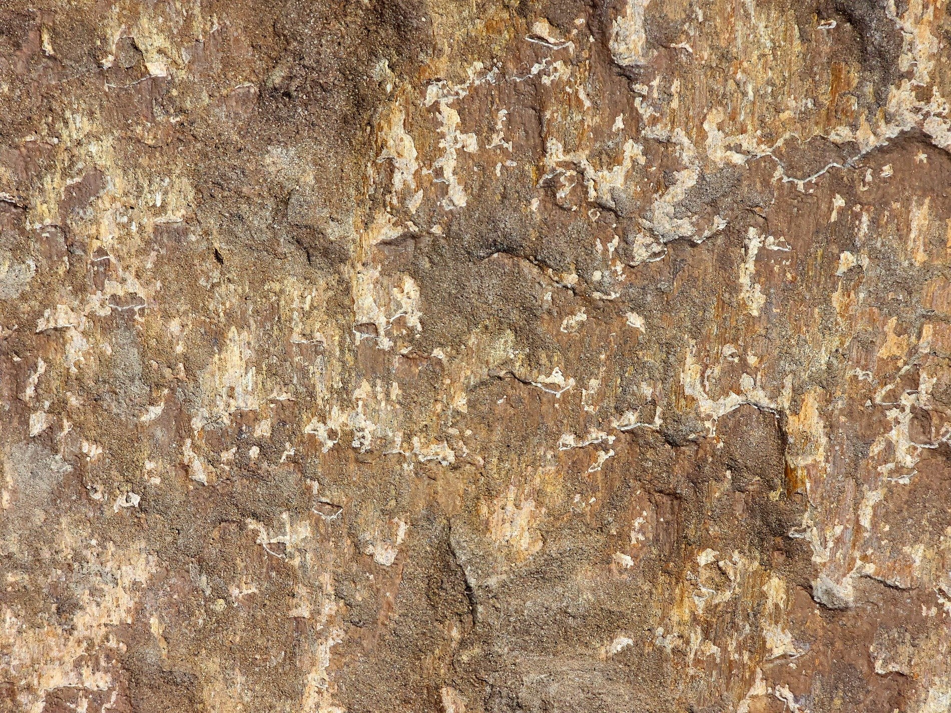 Pink grains meet the grey, mineral veins trace the skin, light carves the finish