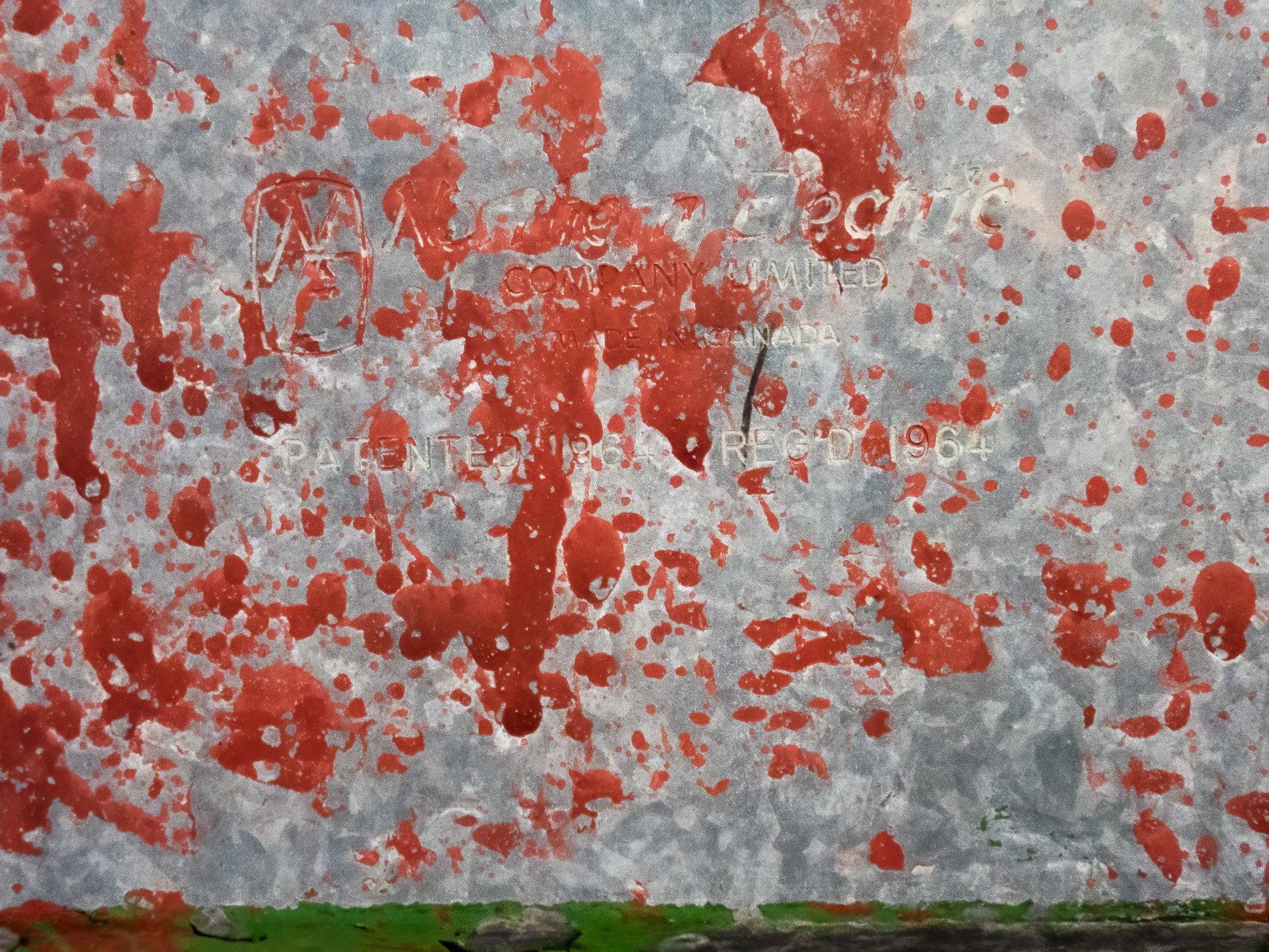 Red spots on the field, jagged marks trace the skin, time leaves a thick mark