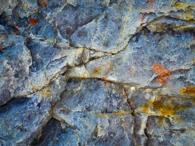 Grey patterns meet light, crystalline paths trace the heavy field, grit marks the finish