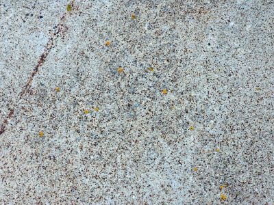 Red fields meet the stone, orange spots claim the heavy, time marks the finish