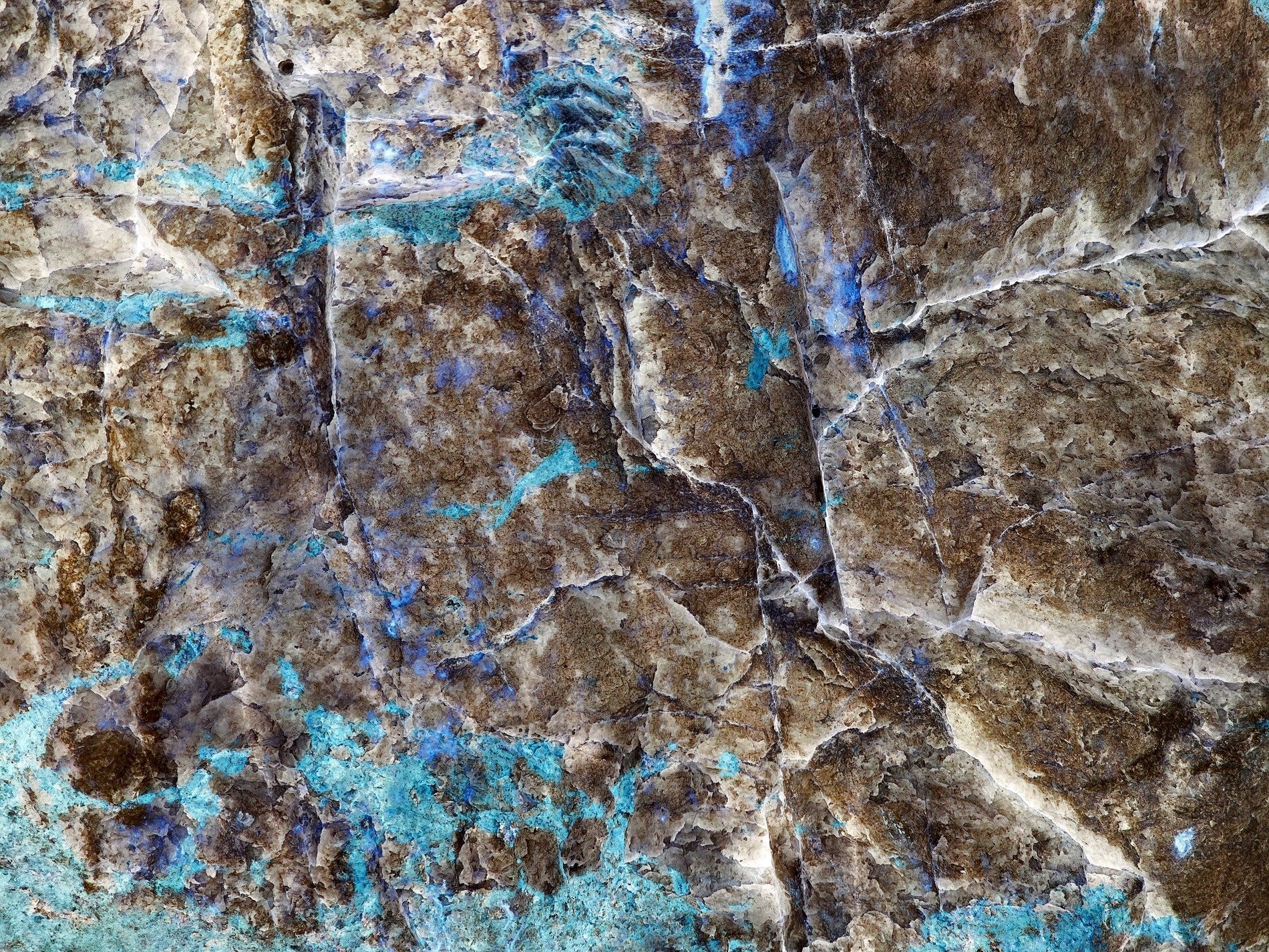 White shards cut the blue, jagged paths trace the field, light marks the fracture